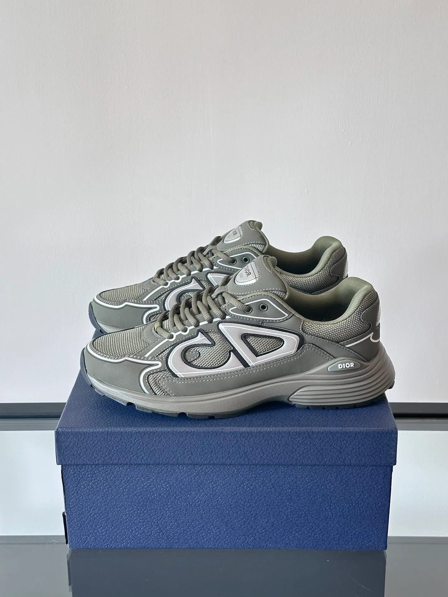 Men's Men's Shoes 💰p440 "Dio*" Dior B30 series sports shoes, multi-color mesh fabric and multi-color technical fabrics, this season's new B30 low-top sports shoes are one of the flagship styles of the series. Crafted from multicolor mesh and technical fabrics, it's finished with a reflective "CD30" graphic and silver-toned "DIOR B30" and "CD30" logos on the heel and tongue. An extra-light, sculpted rubber sole with signature accents adds style, while internal stretch details create ideal comfort. It can be matched with various casual styles to show a fashionable and modern sports style. Size: 38-44 (45-46 customized)
